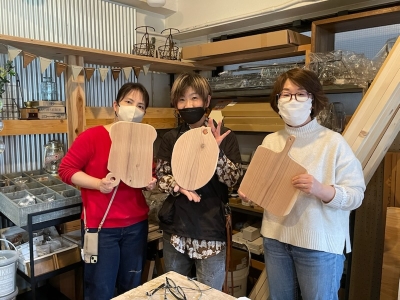 お友達同士で楽しくカッティングボードづくり♪